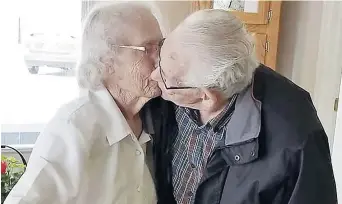  ??  ?? Herbert et Audrey Goodine se sont embrassés lundi matin, avant d’être séparés pour la première fois en 73 ans. - Image tirée de Facebook