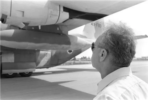  ?? (Uri Zahik/IDF Spokesman) ?? THEN-PRIME MINISTER Yitzhak Rabin gazes at one of the Lockheed C-130 Hercules aircraft that delivered the returning hostages to Israel.