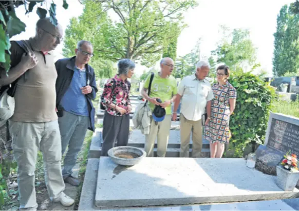  ??  ?? Obitelj na Mirogoju Članovi obitelji Vukelić na grobu svojih predaka