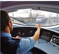  ?? FOTO: MARTIN SCHUTT/DPA ?? Lokführer, wie hier beim ICE, ist für viele immer noch ein Traumjob. Die Bahn sucht derzeit im Saarland 40 Lokführer.