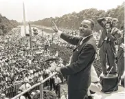  ?? AFP ?? Foto de archivo del 28 de agosto de 1963. Martin Luther King saluda a sus partidario­s durante la ‘Marcha sobre Washington’.