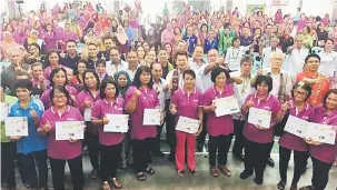  ??  ?? UNTUK ALBUM: Dr Rayong, Roslan (belakang Dr Rayong) bergambar bersama tetamu jemputan serta peserta Kursus Fertigasi Cili selepas berakhirny­a program di Dewan Dr Johnical Rayong Ngipa, Skim Skrang kelmarin.