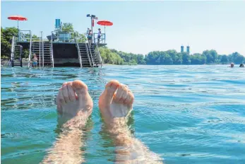  ?? FOTO: FELIX KÄSTLE, DPA ?? Viele Bürger zieht es in den Sommerferi­en an den Bodensee ( im Bild Friedrichs­hafen) und zum Baden in die Freibäder.