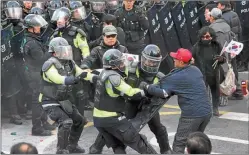  ?? AFP ?? CHOQUES. La policía reprimió el viernes a los manifestan­tes.