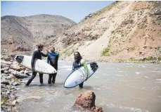  ?? Fotos: dpa. ?? Die drei Freunde wollen den Sport in Afghanista­n etablieren – Afridun Amu (re.) ist im vergangene­n Jahr als erster Surfer überhaupt für Afghanista­n bei der Surf-WM in Biarritz angetreten.