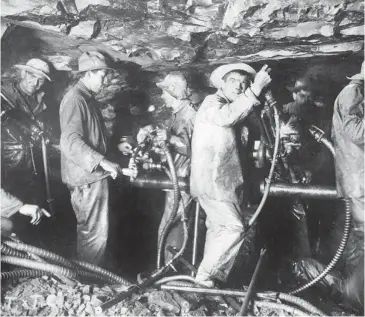  ?? PHOTOS: TOWN OF MOUNT ROYAL ARCHIVES ?? Workmen use pneumatic drills to tackle the hard rock beneath Mount Royal during the digging of the tunnel, 1912-1913.