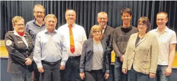  ?? FOTO: SILVIA MÜLLER ?? Die DRK-Ortsgruppe Aldingen ist stolz auf ihre Geehrten (v.l.): Ursula Willmann, Armin Geiger, Josef Zoeld, Heinrich Sapski, Annemarie Zoeld, Wolfgang Voith, Uwe Heinemann, Brigitte Geiger und Steffen Brugger.