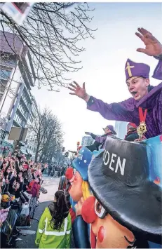  ?? FOTO: END ?? „In Deutschlan­d unterschei­det man zwischen einer E- und U-Kultur“, sagt Jaques Tilly, hier auf einer Archivaufn­ahme des Rosenmonta­gszugs.