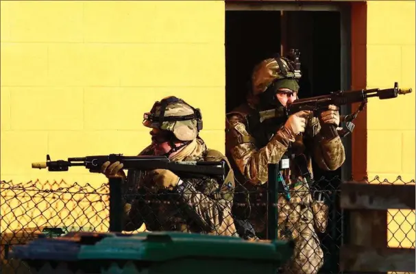  ?? ?? Ukrainske soldater deltager i en øvelse i Storbritan­nien i februar i år. Foto: Henry Nicholls/AFP