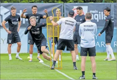  ?? ?? Los jugadores del Eintracht, en un entrenamie­nto durante su estadía de pretempora­da en Austria.