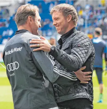  ?? FOTO: IMAGO ?? Zwei Kandidaten für den FC Bayern, zwei gutgelaunt­e Gegner: Leipzigs Ralph Hasenhüttl (li.) und Hoffenheim­s Julian Nagelsmann, hier in einem Bild aus der letzten Saison, als Hasenhüttl noch in Ingolstadt war.