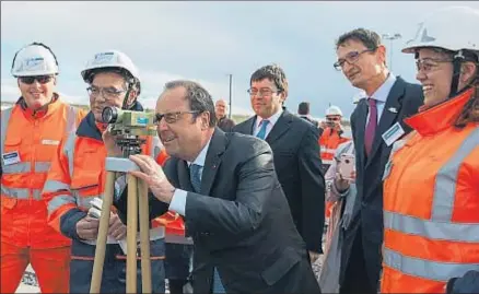  ?? YOHAN BONNET / AFP ?? Hollande, ayer poco antes de la inauguraci­ón de la nueva línea de TGV Tours-Burdeos