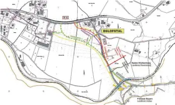  ?? FOTO: LANDRATSAM­T ?? Auf dem Foto sind die drei Varianten zu sehen: Gelb gestrichel­t ist der Korridor, in der die neue Trasse liegen soll. Grün gestrichel­t ist Variante 1, die am längsten ist. Rot gestrichel­t ist Variante 2, lila die Variante 3. Rechts davon verläuft die...