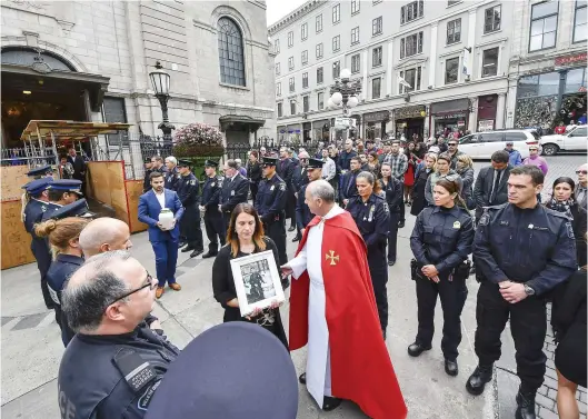  ?? PHOTO DANIEL MALLARD ?? Les policiers du SPVQ présents pour la cérémonie ont fait une haie d’honneur pour encadrer la famille et l’urne funéraire de la défunte. C’est son frère, Michael Pitre, qui portait ses cendres à la sortie de l’église.