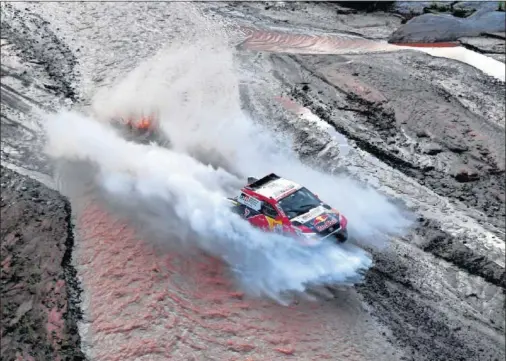  ??  ?? GANADOR DE ETAPA. Nasser Al Attiyah se llevó su tercera victoria parcial del Dakar 2018, pero está muy lejos del líder Carlos Sainz.