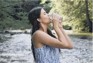  ??  ?? Drinking water is good for you.