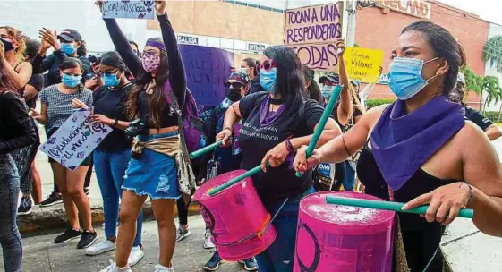  ?? V. ROMERO ?? Las mujeres jóvenes son las más afectadas por los rigores de la pandemia en falta de acceso a oportunida­des de educación, laborales y de desarrollo personal.