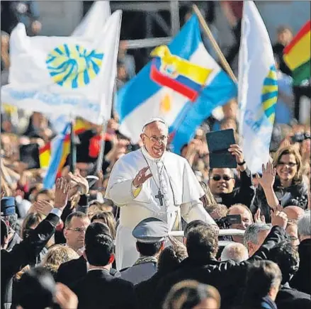  ?? GREGORIO BORGIA / AP ?? En ‘papamóvil’ descubiert­o. El papa Francisco saluda desde su vehículo descubiert­o a la multitud congregada ayer en la plaza de San Pedro