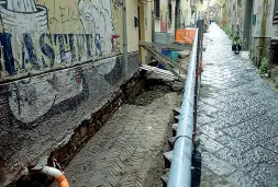  ??  ?? Tubi
Alcune immagini della strada greco romana venuta alla luce in via San Nicola a Nilo