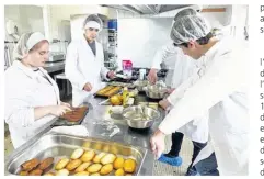  ??  ?? Le premier cours de cuisine des élèves de 2nde SAPAT (photo DR).