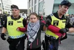  ?? DPA IMAGES ?? Klimaaktiv­istin Greta Thunberg wurde von der Polizei abgeführt.