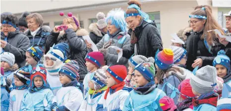  ?? FOTOS: INA GLADOW ?? Viele kleine „Ratzatrepf­le“haben mitgeholfe­n, das Biberacher Rathaus zu erobern.