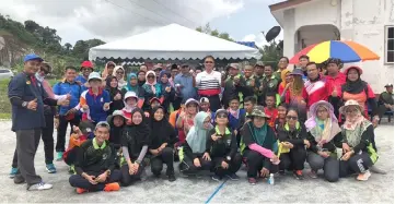  ??  ?? Julaihi (standing centre) in a photocall with participan­ts of the Petanque competitio­n.