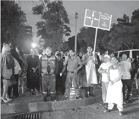  ?? LUIS ORTIZ/CLASOS ?? En la calle la población atendía el llamado de Protección Civil.