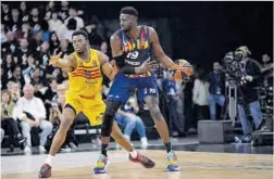  ?? FCB ?? Fall ante Nnaji, ayer en una jugada del Asvel Villeurban­ne-Barça.