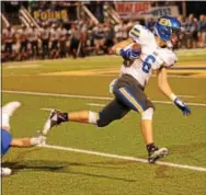  ?? MICHAEL REEVES — FOR DIGITAL FIRST MEDIA ?? Downingtow­n West receiver Owen Landis makes one of his 10 catches Friday