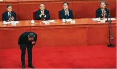  ?? FOTO PROFIMEDIA ?? Premiér Čínské lidové republiky Li Čchiang se klaní před svým vystoupení­m na úvod zasedání čínského parlamentu v Pekingu
