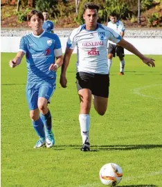  ?? Foto: Willi Baudrexl ?? Er machte das entscheide­nde Tor für Zell: Justin Sandru (rechts) hier im Duell gegen Johannes Schaller vom SSV Alsmoos Petersdorf.