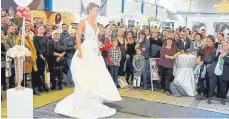  ?? FOTO: HEINIG ?? Dicht umringt sind alle Modenschau­en auf der Hochzeitsm­esse »Trau« in Schwenning­en.