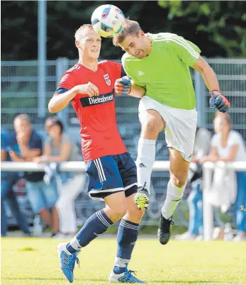  ?? FOTO: VOLKER STROHMAIER ?? Die SF Schwendi (links Tobias Jöchle) haben im Fußball-Bezirkspok­al den Titelverte­idiger VfB Gutenzell (hier Benjamin Poser) in Runde eins rausgeworf­en.