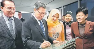  ?? — Gambar Bernama ?? PERASMIAN: Mustapa merasmikan pejabat itu dengan menandatan­gani plak untuk dipasang pada pintu masuk pejabat MATRADE semalam di Melbourne.