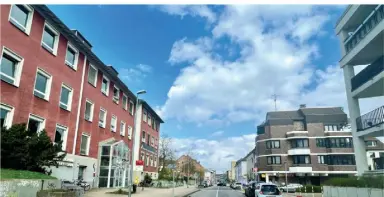  ?? FOTO: RICHTERS ?? Vor der Musikschul­e fließt der Verkehr heute in beide Richtung, Grün fehlt weitgehend, auch vor der Einrichtun­g.