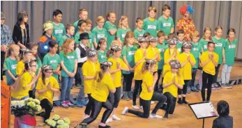  ?? FOTO: JOSEF ASSFALG ?? Auch die Schüler der Grundschul­e Mittelbuch sind Teil des Konzerts in der Festhalle gewesen.