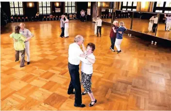  ?? FOTO: IMAGO IMAGES ?? So könnte es funktionie­ren: Tanzen mit Abstand auf einer Stelle – und ohne Partnertau­sch.
