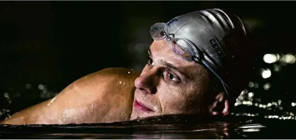  ?? Adriano Vizoni/Folhapress ?? César Cielo nada em piscina no clube Pinheiros, onde treina em São Paulo