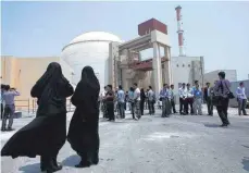  ?? FOTO: ABEDIN TAHERKENAR­EH/DPA ?? Weibliche Sicherheit­sbeamte vor dem iranischen Atomkraftw­erk Buschehr: Die Us-regierung hat sich im Streit um das iranische Atomabkomm­en zu Gesprächen mit Teheran bereit erklärt.