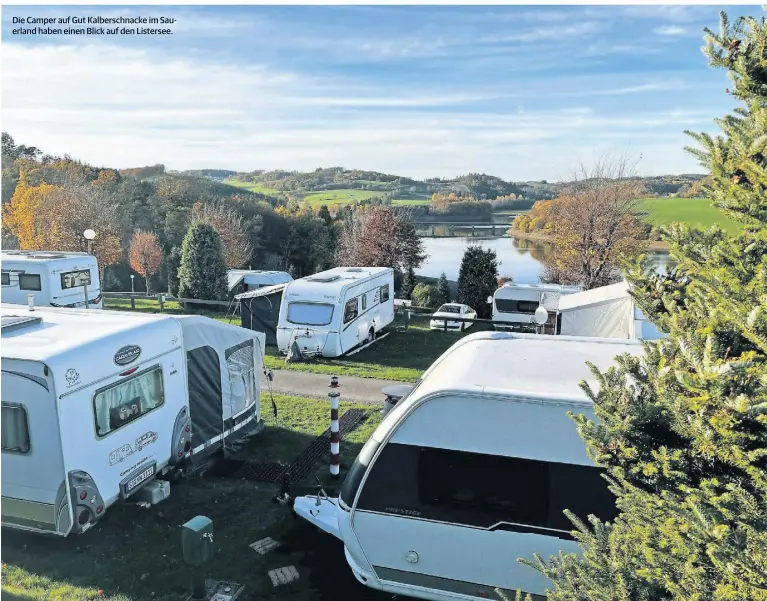  ?? ?? Die Camper auf Gut Kalberschn­acke im Sauerland haben einen Blick auf den Listersee.