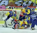  ??  ?? Asiago I nerostella­ti di Tom Barrasso cercano la rivincita con il Renon: in palio nel weekend lo scudetto Ihl