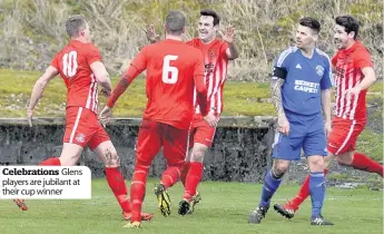  ??  ?? Celebratio­ns Glens players are jubilant at their cup winner