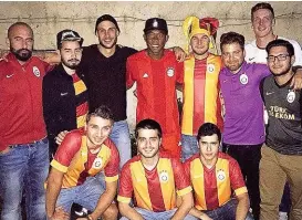  ??  ?? In Alabas Münchner Freundeskr­eis finden sich mehrere ylüh ende Galatasara­y- Fans. Auch diese w arnen vo r Beşiktaş.