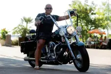  ??  ?? VRÅLÅK. Kents Harley Davidson, en Fatboy 2006 är ett av hans stora fritidsint­ressen.
