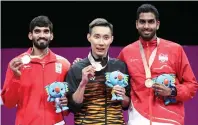  ?? AP ?? From left: Silver medallist Srikanth Kidambi of India; gold medallist Lee Chong Wei of Malaysia and bronze medallist Rajiv Ouseph of England pose during the medals ceremony. —