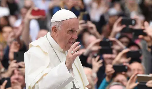  ?? (Joe Giddens/TNS) ?? POPE FRANCIS waves to the crowds in Dublin, during his visit to Ireland last week.