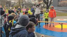  ?? FOTO: SCHULE ?? Mit der richtigen Kleidung geht Sport auch im Winter draußen.