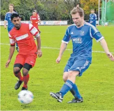  ?? ARCHIVFOTO: KERN ?? Verliert der SV Weingarten (links Deepan Theivendra­rajah gegen Eschachs Lucas Böning) gegen den TSV Berg, steht der Abstieg in die Bezirkslig­a fest.