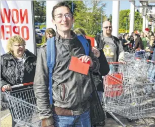  ?? Picture: Andy Payton FM4753833/ FM4753821 Buy pictures at kentonline.co.uk ?? Katy Lambert, with Jack, three, and gift of wineglasse­s at the opening of the Food Warehouse supermarke­t. Right, Chris Blyther in the queue